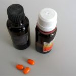 Nahrungsergänzungsmittel, medikamentenfläschchen und kleine bunte Pillen