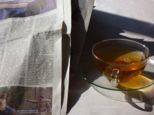 Tasse mit Tee und Zeitung