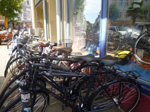 Eine Reihe Fahrräder vor einem Schaufenster