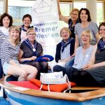 Gesundheitstreffpunkt West, 9 Frauen in kleinen einem Boot