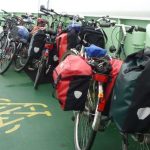 Bepackte Fahrräder auf einem Schiff