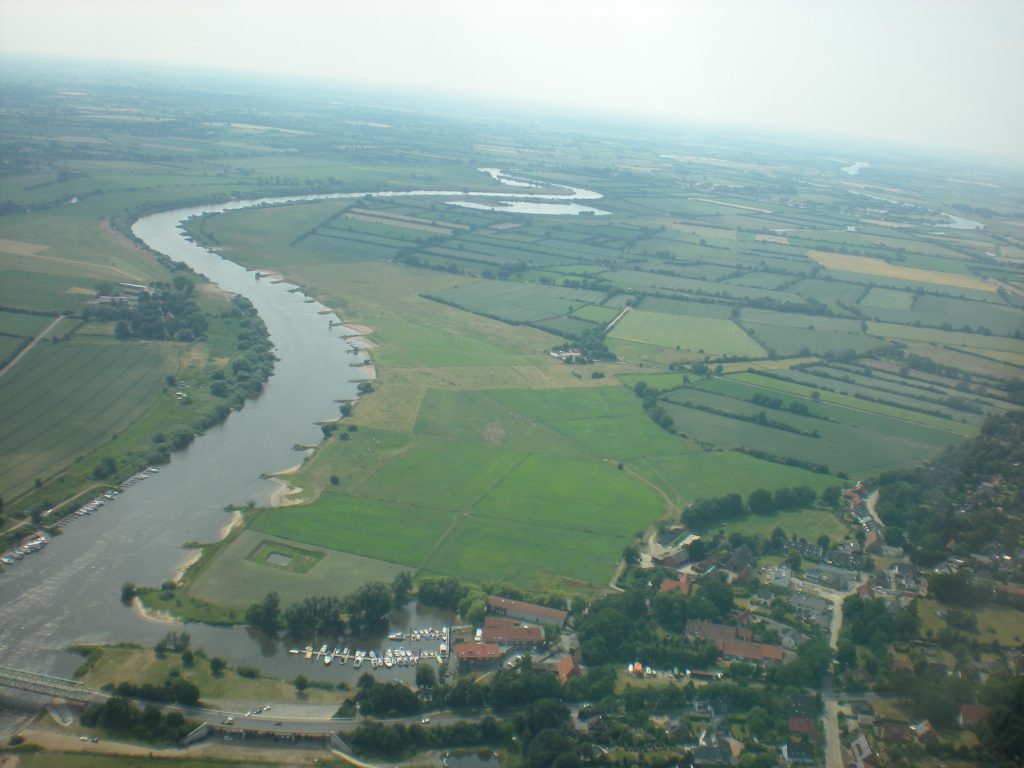 Luftaufnahme der Weser mit Feldern und Bootshäfen