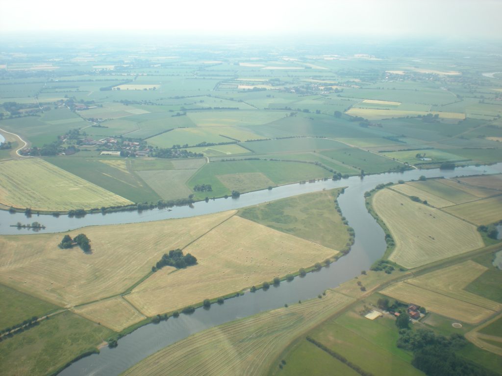 Zwei Flüsse zwischen Feldern