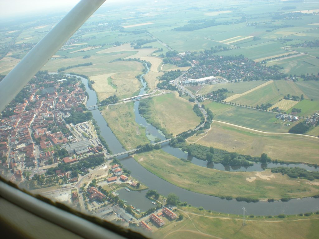 Luftaufnahme der Weser mit Brücken, Feldern und Dörfern
