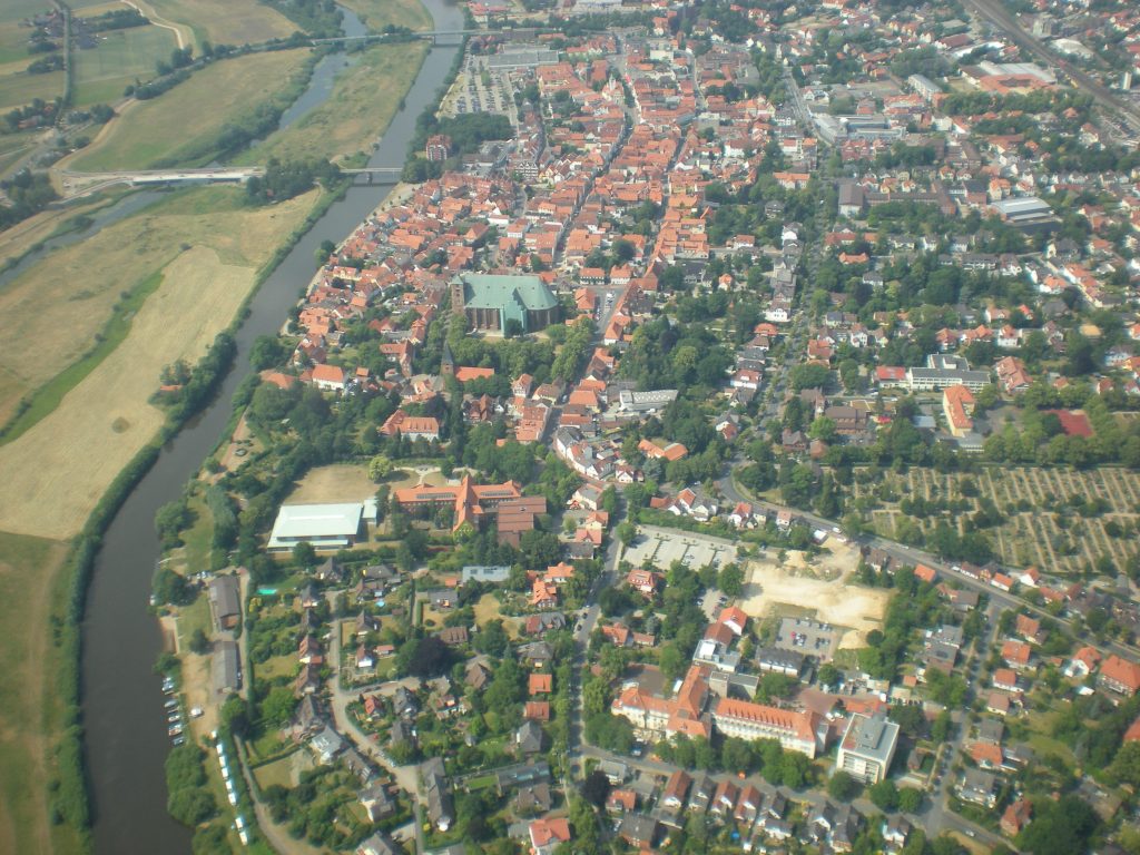Luftaufnahme einer kleinen Stadt am Fluss