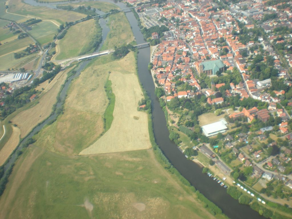 Luftaufnahme einer Kleinstadt am Fluss