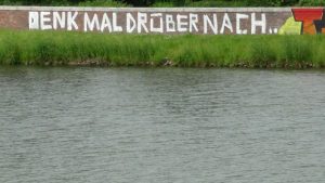 Graffiti an Mauer am Werdersee "Denk mal drüber nach"
