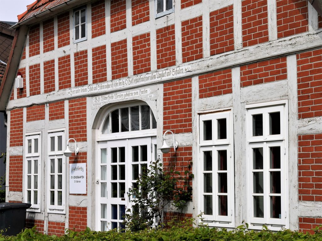 Fachwerkhaus mit rotem Backstein und weißen Fenstern