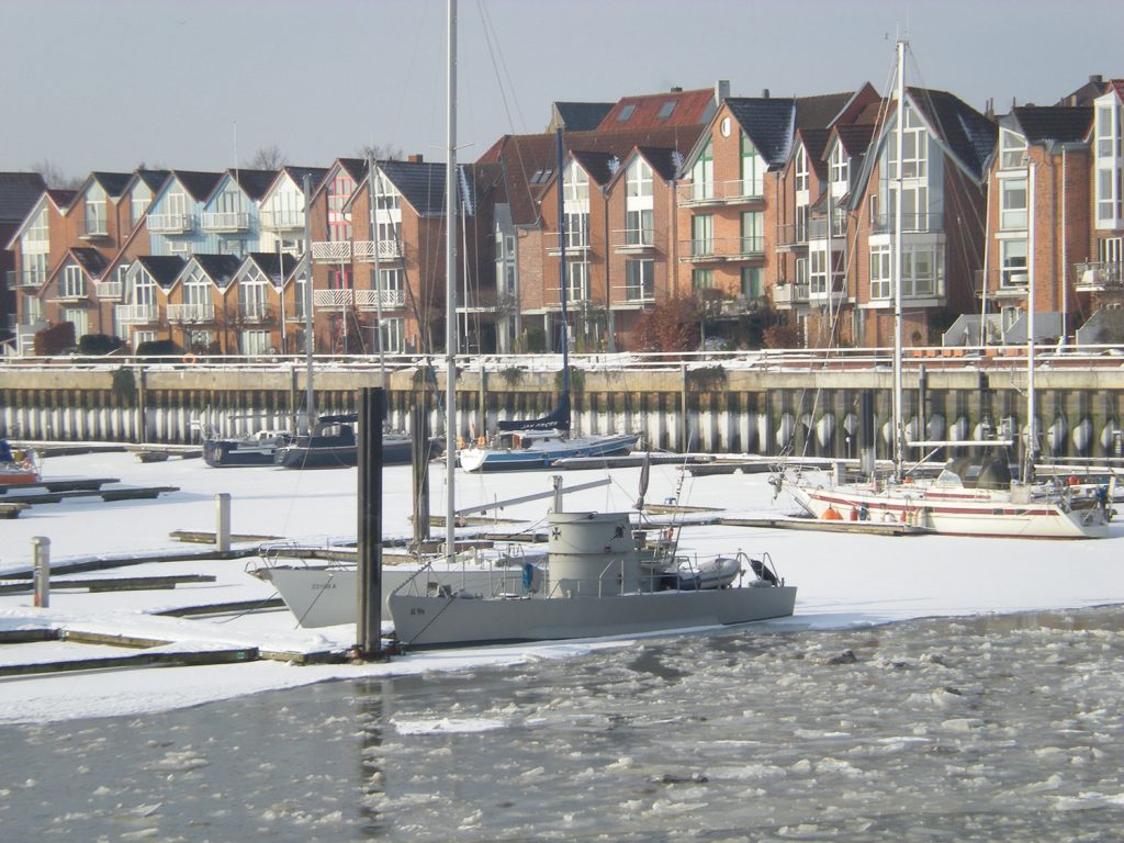 Hafenbecken mit Eisschollen