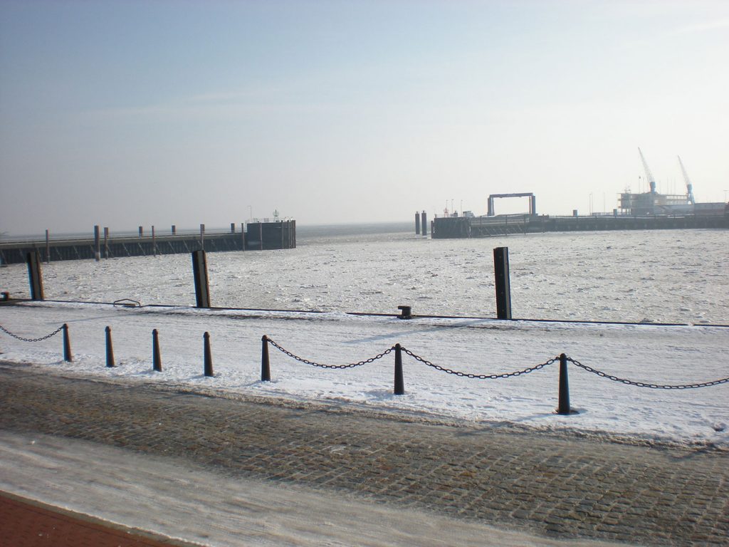 Hafenbecken mit Eisschollen