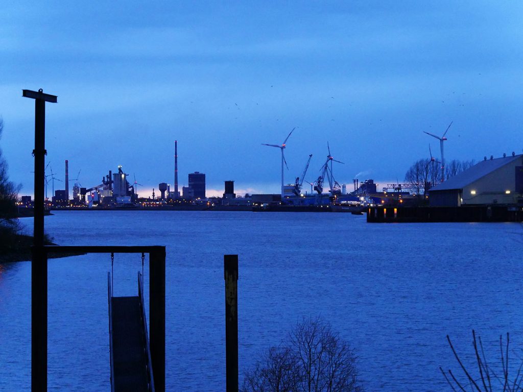 Blaue Stunde, Blick auf Hafenanlagen im blauen Abendlicht