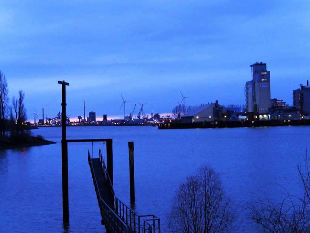 Blick auf Hafenanlagen im blauen Abendlicht