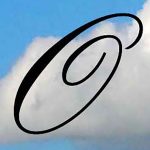 Der Buchstabe "O" vor blauem Himmel mit Wolke