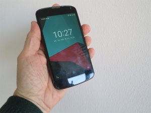 Hand hält ein Android-Smartphone