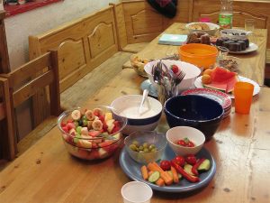 Tisch mit Schüsseln, die Obst, Gemüse und Dipp enthalten