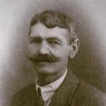 Schwarz/weiß- Portrait eines Mannes mit Schnurrbart