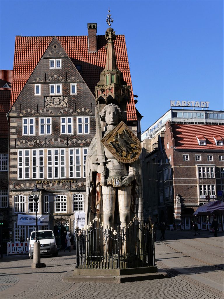 Rolandfigur mit historischen Hausfassaden im Hintergrund