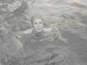 Schwimmerin im Wasser mit Badekappe