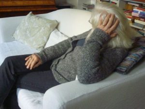 Eine Frau sitzt auf dem Sofa