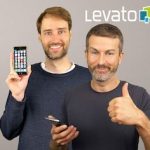zwei junge Männer mit Levato Logo